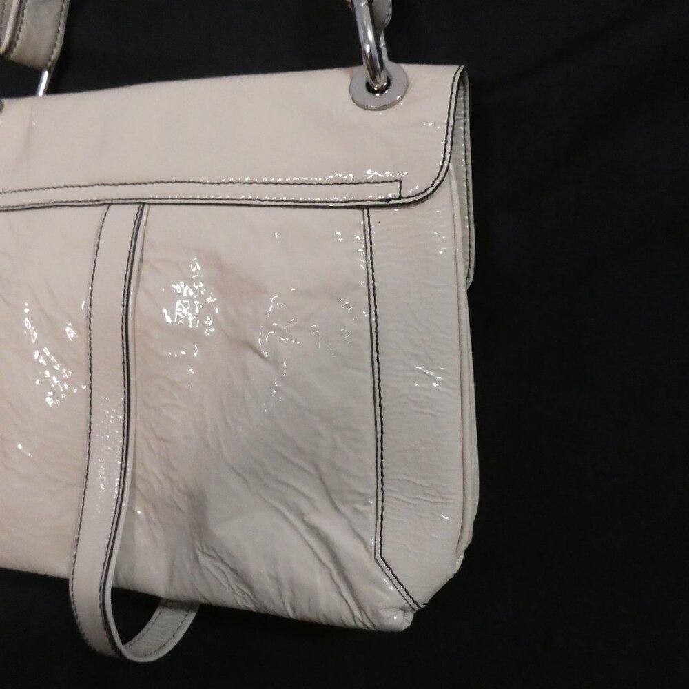 BADGLEY MISCHKA | OS 9.5 x 12.5 x 1.5 to 5 inches | Expandable White Handbag - Picture 14 of 16